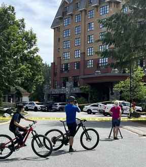 Le frère d'un gangster abattu à Coal Harbour à Vancouver a été abattu devant un hôtel de Whistler le dimanche 24 juillet 2021. Une vidéo horrible du gangster Brothers Keepers Meninder Dhaliwal, 29 ans, et d'un deuxième homme allongé face contre terre a commencé à circuler peu après la fusillade de midi dans une zone commerciale achalandée à Whistler.