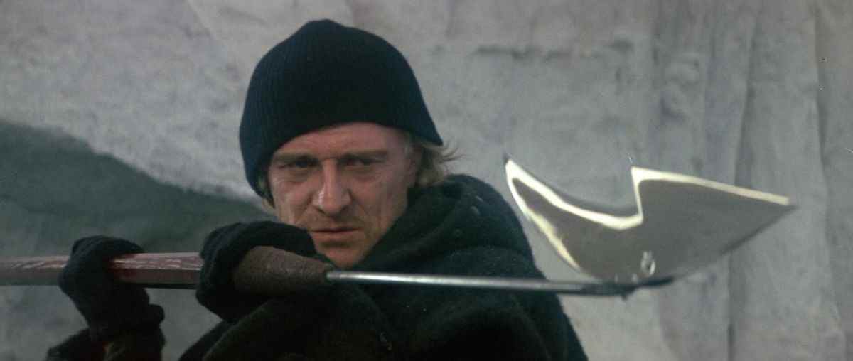 Richard Harris tient une lance dans Orca