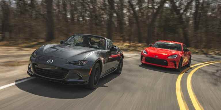 Toyota GR86 Premium 2022 vs Mazda MX-5 Miata Club 2022 Photos