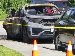 Une voiture retrouvée en train de brûler dans le quartier Blueberry Hill de Whistler dimanche après-midi.