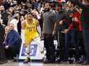 Russell Westbrook des Lakers de Los Angeles célèbre un panier égalisateur pour envoyer le match en prolongation lors de la seconde moitié de leur match NBA contre les Raptors de Toronto à la Scotiabank Arena le 18 mars 2022 à Toronto.