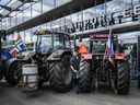 Des agriculteurs bloquent les halls d'arrivée et de départ de l'aéroport de Groningen Eelde à Eelde, aux Pays-Bas, pour protester contre les plans ambitieux du gouvernement néerlandais visant à réduire les émissions d'azote et d'ammoniac, le 6 juillet 2022. 