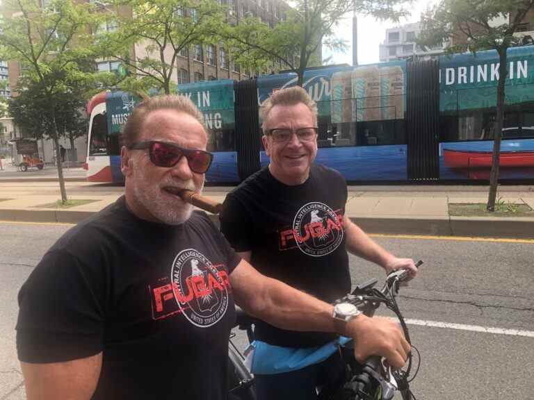 Arnold Schwarzenegger a été aperçu en train de faire du vélo autour de Toronto avec son ami Tom Arnold