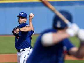 Le lanceur des Blue Jays de Toronto, Julian Merryweather, lance un lancer pendant l'entraînement de printemps au complexe de développement des joueurs des Blue Jays de Toronto.