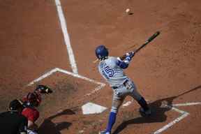 Raimel Tapia des Blue Jays frappe un simple RBI lors de la cinquième manche contre les Red Sox de Boston à Fenway Park.  Bob DeChiara / USA AUJOURD'HUI Sports