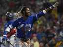 Le voltigeur du centre des Blue Jays de Toronto, Raimel Tapia, réagit après avoir frappé un grand chelem à l'intérieur du parc contre les Red Sox de Boston au Fenway Park. 