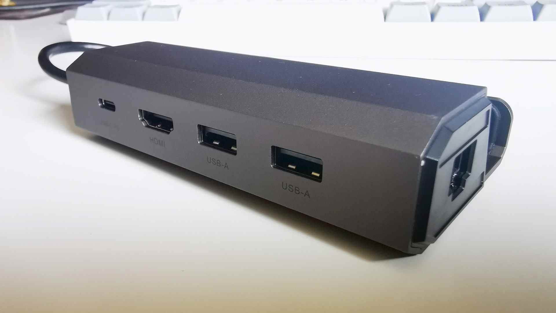 Dock Jsaux Steam Deck avec ports face à la caméra