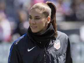 Dans cette photo d'archive du 10 avril 2016, Hope Solo des États-Unis attend le match international de football amical de l'équipe contre la Colombie à Chester, en Pennsylvanie.