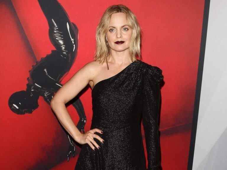 Mena Suvari s’est excusée auprès de la femme avec qui elle a eu un trio