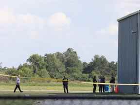 Des enquêteurs sur les lieux de la tragédie du parachutisme à l'aéroport d'Arnprior mercredi.