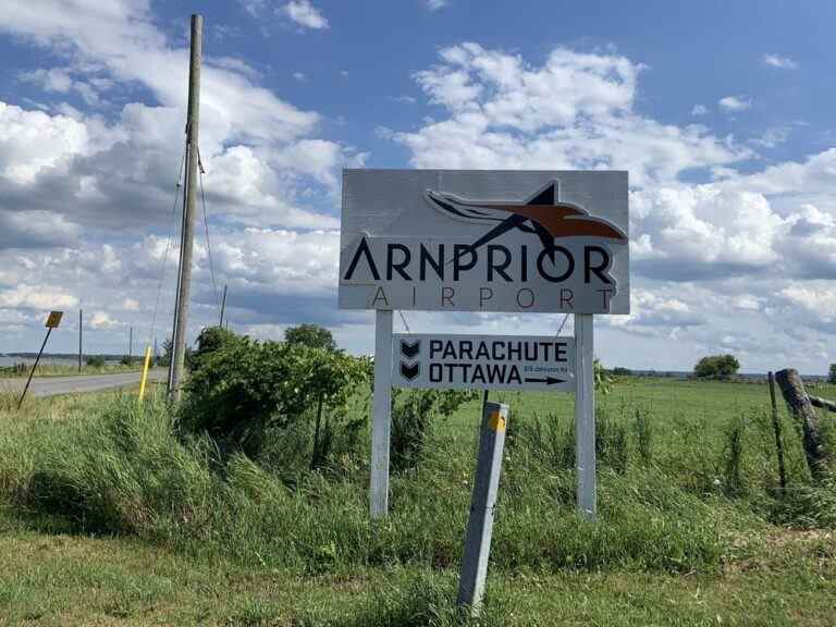 Un pompier d’Ottawa est mort dans un accident de parachutisme à Arnprior, en Ontario.