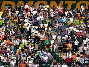 Des milliers de personnes ont assisté à la messe du pape François, au Commonwealth Stadium à Edmonton, Canada, le mardi 26 juillet 2022