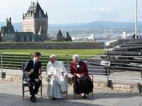 Le pape François s'entretient avec la gouverneure générale Mary Simon, à droite, et le premier ministre Justin Trudeau, à gauche, après son arrivée à la Citadelle lors de sa visite papale à Québec le mercredi 27 juillet 2022.