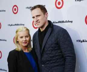 Toronto Maple Leaf Dion Phaneuf et son épouse, l'actrice canadienne Elisha Cuthbert, font une apparition au magasin Shoppers World Danforth Target à Toronto, en Ontario.  le mardi 10 décembre 2013. Ernest Doroszuk/Toronto Sun/Agence QMI