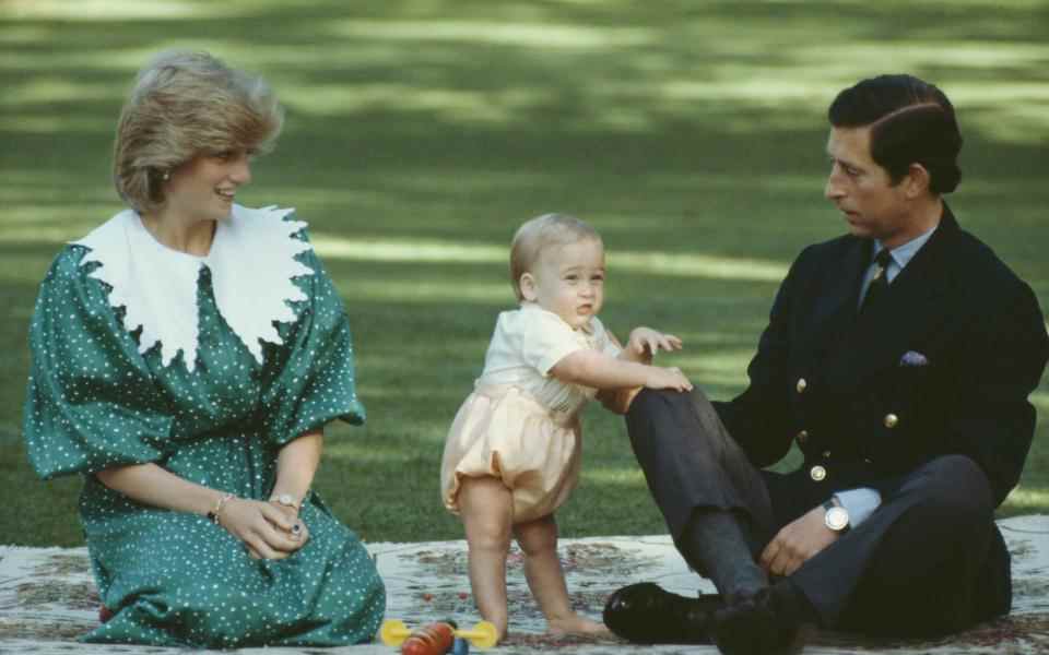 Le prince William (photographié comme un bébé ici avec sa mère et son père), a déclaré que l'interview ne devrait 