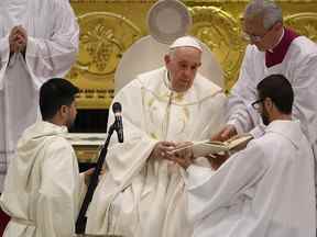 Le pape François dirige la messe à la basilique Ste-Anne-de-Beaupré le jeudi 28 juillet 2022.