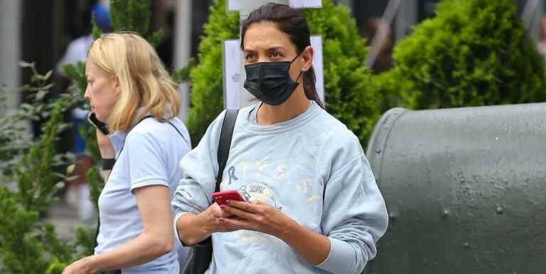 Katie Holmes canalise la princesse Diana dans un sweat-shirt bleu poudre et de grosses baskets