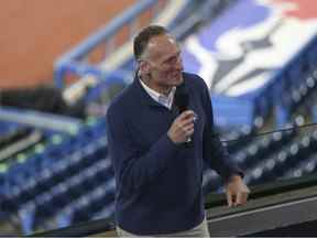 Le président des Blue Jays de Toronto, Mark Shapiro, a dévoilé que l'équipe dépensera 300 millions de dollars au cours de la prochaine saison pour rénover le Rogers Centre en une installation de divertissement sportif à la fine pointe de la technologie à Toronto, en Ontario.  le jeudi 28 juillet 2022.