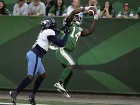 Le receveur des Roughriders, Tevin Jones, a réussi une passe de 10 verges de Jake Dolegala pour un touché dimanche contre Toronto.