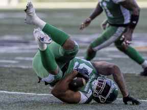 Le secondeur des Roughriders de la Saskatchewan, Darnell Sankey, tombe sur le gazon du stade Mosaic après avoir effectué une interception bondissante dimanche contre les Argonauts de Toronto.