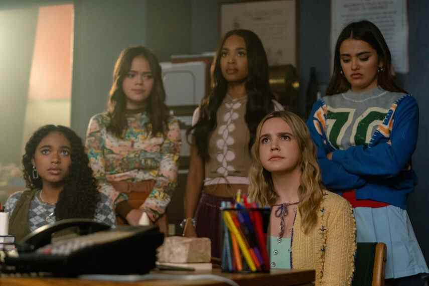 Chandler Kinney, Malia Pyles, Zaria, Bailee Madison, Maia Reficco dans Pretty Little Liars Original Sin