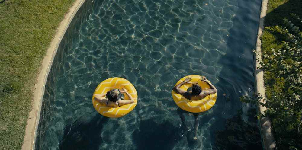 Une vue aérienne d'Emma et Noah dans des intertubes dans une rivière paresseuse dans The Resort