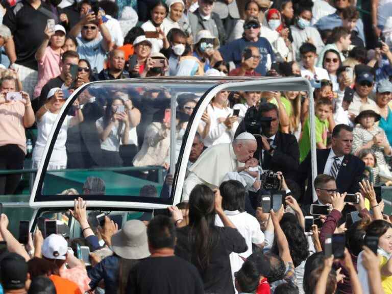 Le pape François célèbre la messe devant des milliers de personnes au stade de football d’Edmonton