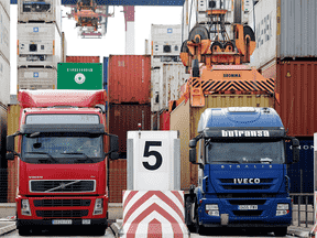 Un conteneur d'expédition se trouve sur un camion de fret pendant le chargement sur le quai du terminal sud de l'Europe de Barcelone (BEST) à Barcelone, en Espagne.  Le pays, ainsi que l'Italie et la France, ont enregistré un PIB plus élevé que prévu pour le deuxième trimestre.  Cependant, la croissance en Allemagne, première économie de la zone euro, a stagné au cours de la même période.