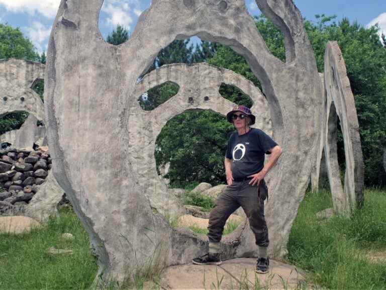 Les monolithes des Quirky Screaming Heads se dessinent près de Burk’s Falls, en Ontario.