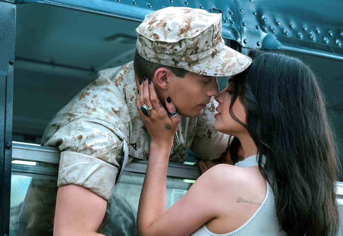 (L à R) Nicholas Galitzine comme Luke, Sofia Carson comme Cassie dans Purple Hearts.