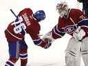 Le gardien Carey Price et PK Subban des Canadiens de Montréal réalisent un triple-bas cinq pour célébrer la victoire de 3-2 de l'équipe sur les Rangers de New York au Centre Bell le 15 janvier 2011.