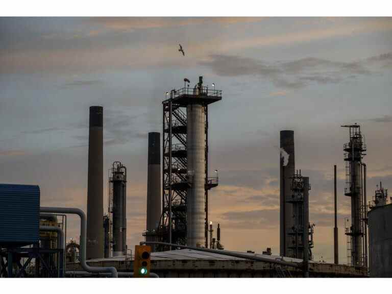 Imperial Oil, MEG et Cenovus repoussent le plan carbone « agressif » de Trudeau