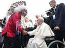 Le pape François est accueilli par George Arcand, grand chef de la Confédération des Premières Nations du Traité Six, à son arrivée à Edmonton le dimanche 24 juillet 2022. Sa visite au Canada vise à la réconciliation avec les peuples autochtones pour le rôle de l'Église catholique dans le domaine résidentiel écoles.