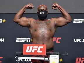 Dans ce document UFC, Derrick Lewis pose sur la balance lors de la pesée UFC à l'UFC APEX le 19 février 2021 à Las Vegas, Nevada.