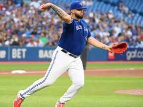 Le lanceur partant des Blue Jays Alek Manoah lance au premier but pour éliminer Jeimer Candelario des Detroit Tigers vendredi soir.  Manoah a quitté le match après avoir retiré une doublure de son coude.  Heureusement, les radiographies préliminaires se sont révélées négatives.  Jon Blacker/LA PRESSE CANADIENNE