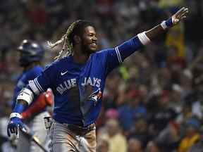 Le voltigeur du centre des Blue Jays de Toronto, Raimel Tapia, réagit après avoir frappé un grand chelem à l'intérieur du parc contre les Red Sox de Boston au Fenway Park.