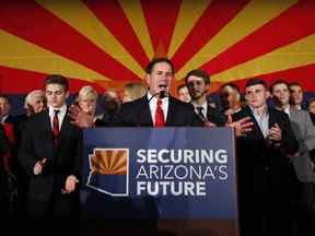 Dans cette photo d'archive du 6 novembre 2018, le gouverneur de l'Arizona, Doug Ducey, s'adresse à des partisans lors d'une soirée électorale à Scottsdale, en Arizona.