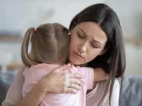 La famille soutient la décision du parent adoptif de s'occuper d'un jeune enfant, à l'exception du frère.