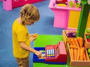 Comment les écoles enseignent-elles la littératie financière?