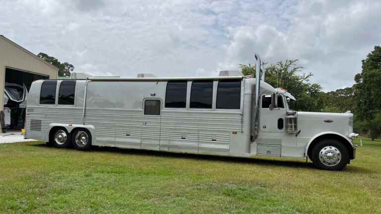 Amazing Rig est en partie un camion semi-remorque, en partie un camping-car, une très bonne affaire