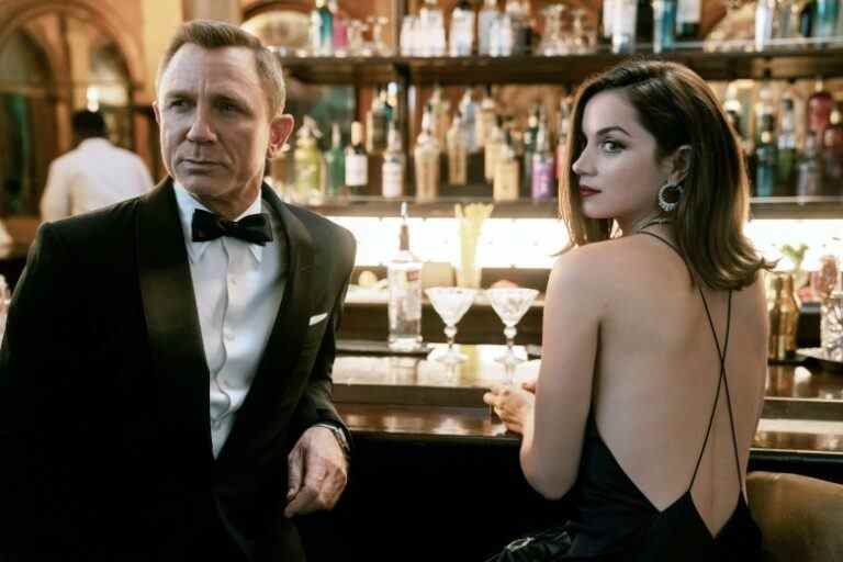 NO TIME TO DIE, from left: Daniel Craig, Ana de Armas, 2020. ph: Nicola Dove / © MGM / Courtesy Everett Collection