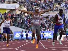 Andre De Grasse, du Canada, franchit la ligne d'arrivée en premier lors de la finale du relais 4x100 mètres masculin aux Championnats du monde d'athlétisme, le samedi 23 juillet 2022, à Eugene, Ore.