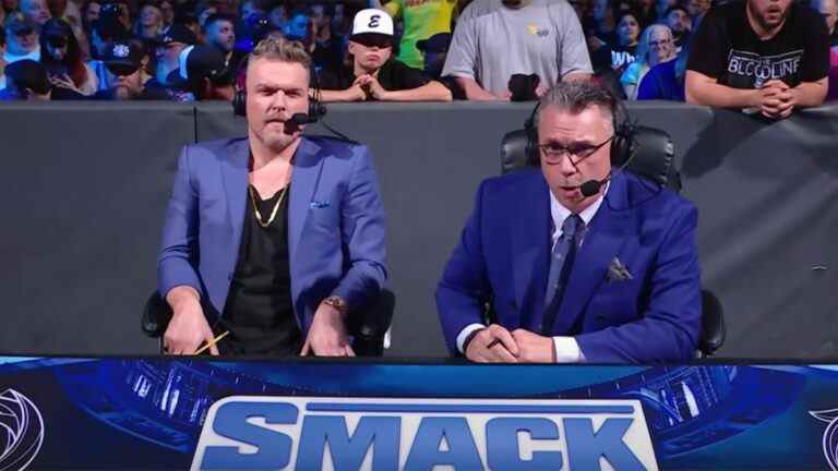 Après que Pat McAfee a signé une prolongation de plusieurs années avec la WWE, Michael Cole rend hommage dans une déclaration significative
