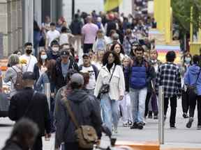 Les foules sont revenues sur la rue Ste-Catherine à Montréal au début juin.