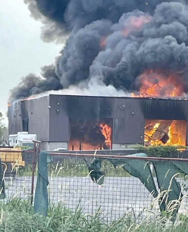 Autoroute.  Le 401 rouvre alors que l’unité de stockage de la police est en feu dans la région de Toronto