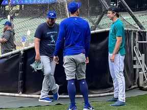 Le releveur des Mariners Ryan Borucki (à droite) discute hier avant le match au T-Mobile Field de Seattle avec quelques anciens coéquipiers des Blue Jays, le voltigeur George Springer et l'entraîneur de banc John Schneider.