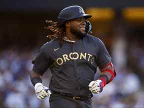 Vladimir Guerrero Jr. # 27 des Blue Jays de Toronto sourit alors qu'il court vers la première base lors du 92e match des étoiles de la MLB présenté par Mastercard au Dodger Stadium le 19 juillet 2022 à Los Angeles, en Californie.