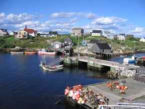 Des maisons parsèment les rives rocheuses de Peggy's Cove, en Nouvelle-Écosse.