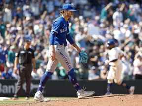 Le lanceur de secours des Blue Jays, Adam Cimber, revient au monticule après avoir cédé un circuit de deux courses à Carlos Santana des Mariners de Seattle lors de la huitième manche au T-Mobile Park.