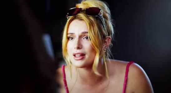 Bella Thorne et une poupée effrayante dans American Horror Stories Saison 2